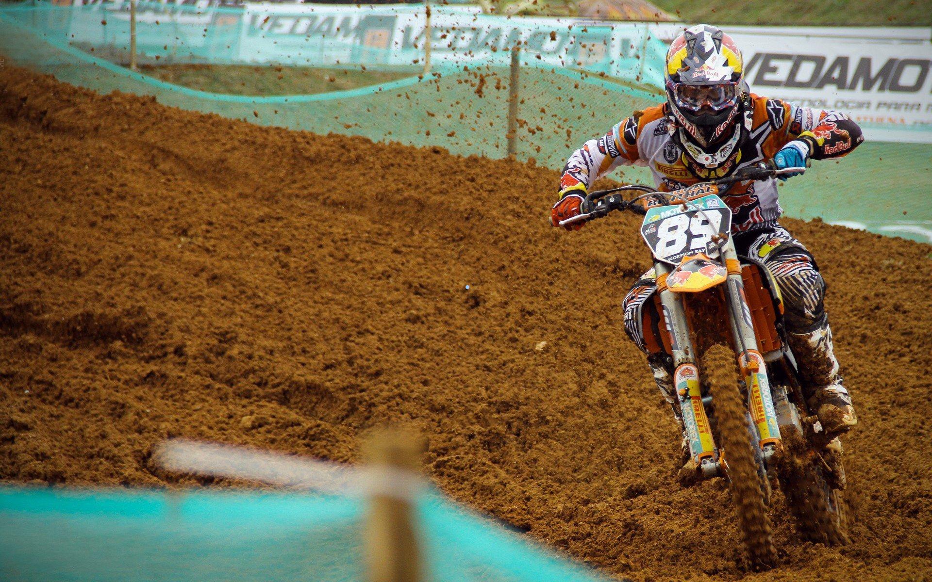 米兰续约莱奥薪资方案曝光，基本工资维持原状，奖金机制或成突破点