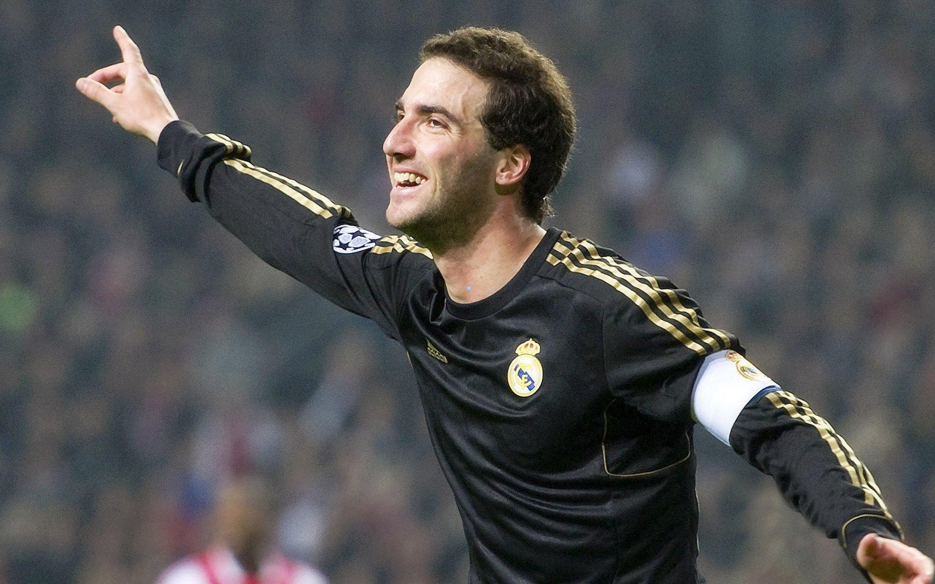 拜仁慕尼黑五球横扫萨尔茨堡红牛，卡尔独造三球迪亚斯助攻双响